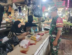 Pastikan Harga Sembako Stabil, Babinsa Koramil 0907/03 Tarbar Pantau Aktifitas Pasar Ghuser