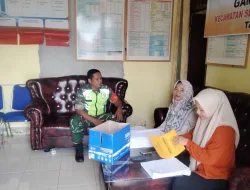 Semangat Dan Akrab Babinsa Koramil 03/Senagan Timur komsos Bersama Warga Binaan di desa Sawang Mane