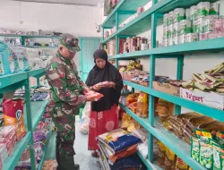 Babinsa Koramil 06/Teluk Dalam Cek Harga Kebutuhan Pokok Didesa Binaan