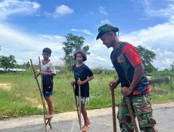 Lakukan Cara Unik, Anggota Satgas TMMD 127 Bulungan Ajak Anak-anak Bermain Tradisional Enggrang