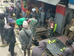 SIGAP, BABINSA KORAMIL 1703-01/ENAROTALI BANTU WARGA TERDAMPAK BANJIR AKIBAT GORONG-GORONG TERSUMBAT