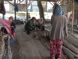 Babinsa Koramil 1404-01/Suppa Bantu Perbaiki Tali Kapal Nelayan dan Imbau Utamakan Keselamatan Saat Melaut