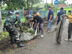 Babinsa Koramil 1404-04/Paleteang Bersama Warga Laksanakan Kerja Bakti Pembersihan Bahu Jalan