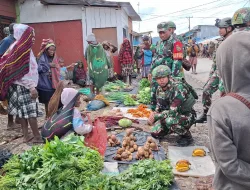 Babinsa Koramil 1703-02/Tigi dan anggota satgas Yonif 711/RKS Komsos Ke Pasar dan Borong Jualan Mama Papua
