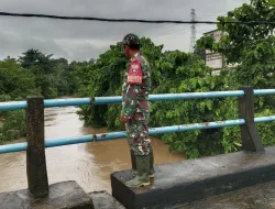 Pastikan situasi aman dan terkendali Babinsa 1405-04/Soppeng Riaja Laksanakan Pemantauan Luapan Sungai Balusu