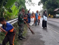 Babinsa Koramil 1404-06/Duampanua Kerja Bakti Bersama Siswa SD dan Warga Bersihkan Jalan