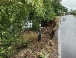 Babinsa Koramil 1405-08/Tanete Riaja Pantau Kondisi Jalan Poros Pekkae–Soppeng Pasca Hujan dan Banjir