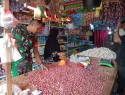 Babinsa Cek Harga Kebutuhan Pokok Didesa Binaan
