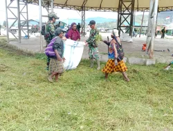 ANGGOTA KORAMIL 1703-01/ENAROTALI BERSAMA SATGAS YONIF 4 MARINIR DAN SATGAS YONIF 711/RKS LAKSANAKAN KERJA BAKTI PEMBERSIHAN FASILITAS UMUM DI WILAYAH KABUPATEN PANIAI