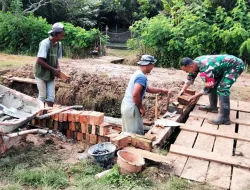 BABINSA KORAMIL ULILIN HADIR DI TENGAH WARGA, BANTU PEMBUATAN GORONG-GORONG DI KAMPUNG KANDRAKAY