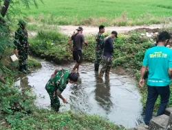 Babinasa Koramil 1404-07/Lembang bersama Warka Kerja Bakti Bersihkan Saluran irigasi