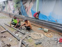 Babinsa koramil 04/Beutong Bantu pemasangan Besi pondasi Rumah warga Desa Binaan nya