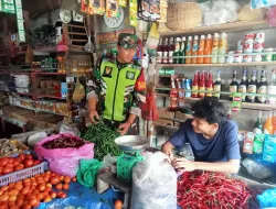 Babinsa Koramil 03/Delima Aktif Pantau Pasar, Jaga Stabilitas Harga dan Ketersediaan Bahan Pokok