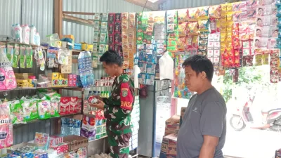 Babinsa Cek Harga Kebutuhan Pokok Didesa Binaan