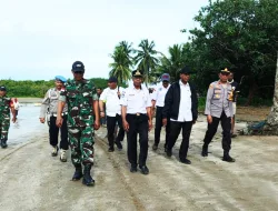 ANGGOTA KORAMIL OKABA DAMPINGI GUBERNUR PAPUA SELATAN KUNJUNGI DISTRIK OKABA