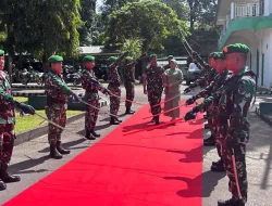 Tradisi Pedang Pora Iringi Momen Haring Pelepasan Dandim 1419/Enrekang