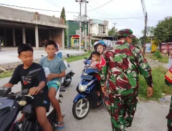 Koramil 1404-04/Paleteang Bagikan Takjil kepada Pengguna Jalan di Kelurahan Salo