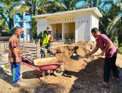 Peduli Kepada Warga Binaan, Babinsa Posramil Beutong Ateuh Banggalang Bantu Angkat Pasir untuk Pengecoran Lantai Rumah