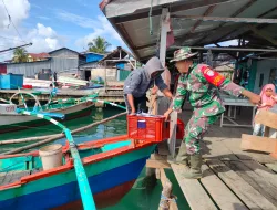 Babinsa Koramil 01/Simeulue Timur Komsos Bersama Warga Sebagai Penjual Ikan
