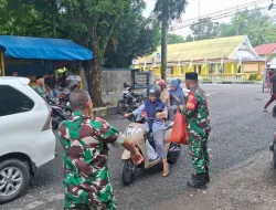 Koramil 1405-06/Barru Bagikan Takjil, Pererat Kebersamaan di Bulan Ramadhan
