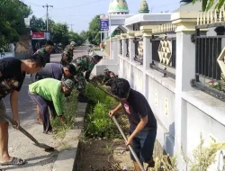 Babinsa Koramil 1404-08/Lanrisang Kerja Bakti Bersama Warga Bersihkan Saluran Air