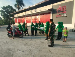 Danramil 1419-01/Maiwa Pimpin Pembagian Takjil di Halaman KDKMP