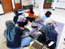 Rapi, Bersih, Siap Jual: Packing Telur Asin Rutan Pelaihari