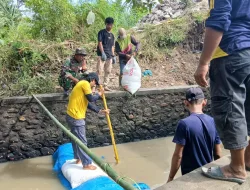 Babinsa Koramil 1404-02/Mattiro Sompe Bersama Warga Kerja Bakti Perbaiki Tanggul Saluran Air