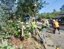 Wujud Kepedulian Lingkungan, Babinsa Bersama Warga Bersihkan Akses Utama Kecamata