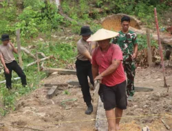 Gotong Royong Satgas TMMD 127 Kodim 0903/Bulungan Perkuat Struktur Rumah Warga