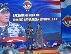 Malam Akrab di Merauke: Danrem 174/ATW Serahkan Cenderamata pada Pisah Sambut Dankodaeral XI