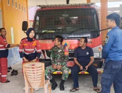Babinsa Koramil 02/Teupah Selatan Komsos Bersama Anggota Damkar Kecamatan Simeulue Tengah