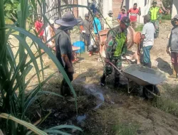 Babinsa Koramil 16/Tangse Gotong Royong Pengecoran Lantai Meunasah di Dusun Kampong Baro