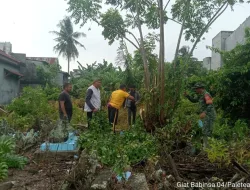 Peduli Kebersihan Lingkungan, Babinsa Koramil 1404-04/Paleteang Ajak Warga Kerja Bakti Bersihkan TPU