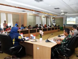 JELANG NYEPI DAN IDUL FITRI, DANDIM MERAUKE HADIRI RAKOR PENGENDALIAN INFLASI DAERAH