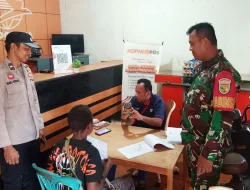 BABINSA SOTA DAMPINGI PENYALURAN BANSOS, WARGA DIIMBAU MANFAATKAN BANTUAN DENGAN BAIK