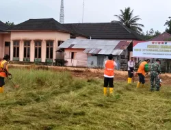 Kerja Bakti Bersihkan Lingkungan, Satgas TMMD 127 Bersama Masyarakat Desa Salimbatu