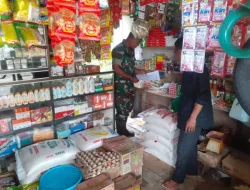 Babinsa Cek Harga Kebutuhan Pokok Didesa Binaan