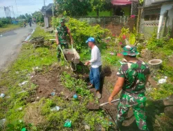 Personel Koramil 1404-05/Patampanua Bersama Warga Kerja Bakti Bersihkan Saluran Air