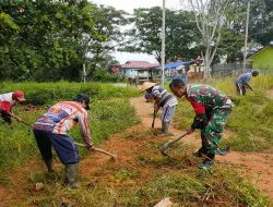 Babinsa Posramil Beutong Ateuh Banggalang Gotong Royong Bersihkan Jalan Bersama Warga