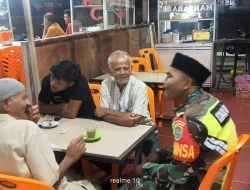 Babinsa Koramil 16/Tangse Laksanakan Komsos Bersama Warga Usai Sholat Tarawih