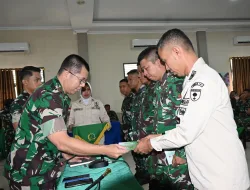 Jam Komandan, Berikan Pesan Penting dan dilanjutkan pembagian THR kepada prajurit dan PNS