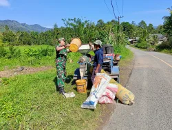 Babinsa Koramil 17/Geumpang Bantu Tukang Giling Padi Keliling, Wujud Nyata Kedekatan TNI dengan Rakyat
