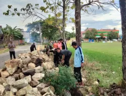 Babinsa Koramil 1404-06/Duampanua Bersama Warga Kerja Bakti Bersihkan Saluran Air