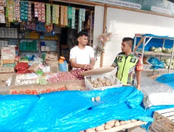 Babinsa Koramil 16/Tangse Cek Harga Sembako di Pasar Keude Tangse, Pastikan Stabilitas Harga di Bulan Ramadan