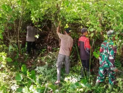 Babinsa Koramil 04/Salang Gotong Royong Bersama Aparat Desa Binaan