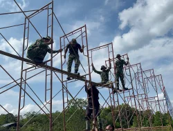 Bersihkan Lapangan Upacara, Anggota Satgas Penyiapan Penutupan TMMD Ke-127 Kodim 0903/Bulungan Tahun Anggaran 2026