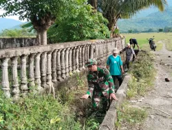 Babinsa Koramil 1404-07/Lembang Bersama Warga Kerja Bakti Bersihkan Saluran Air di Desa Rajang