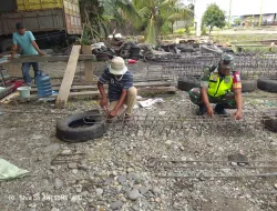 PerbantuanTenaga dari Babinsa untuk memasang tiang pondasi guna untuk pembangunan rumah warga Binaan