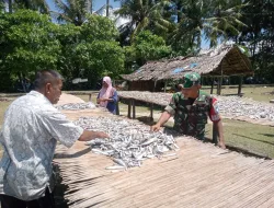 Babinsa Koramil 02/Simeulue Timur Bantu Warga Jemur Ikan Kering